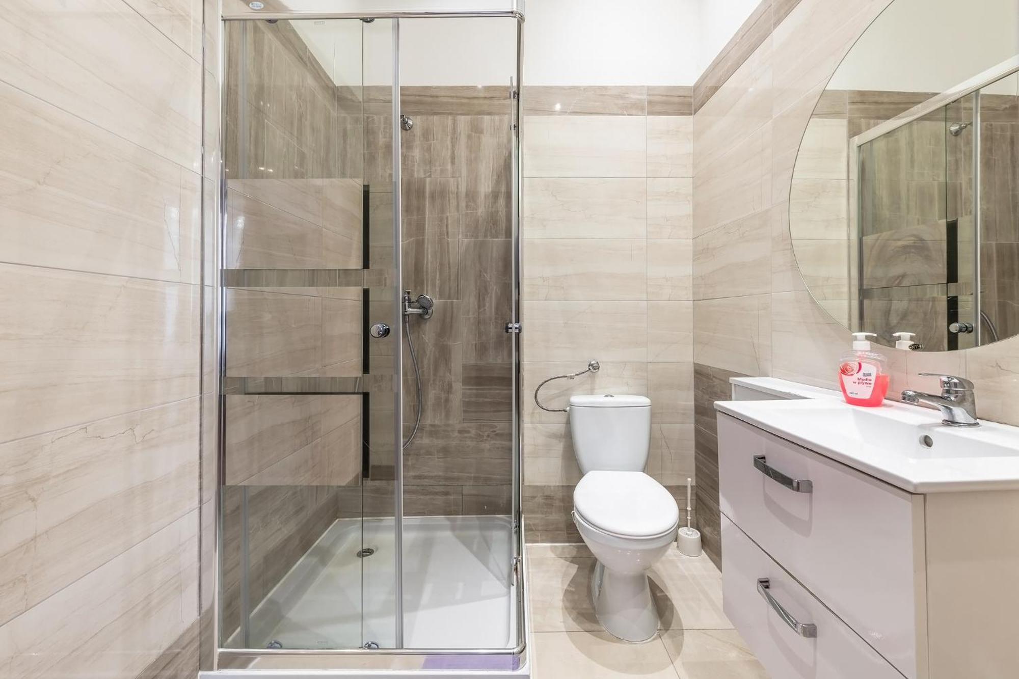 Quadruple Room Bathroom,1542020170:JPEG